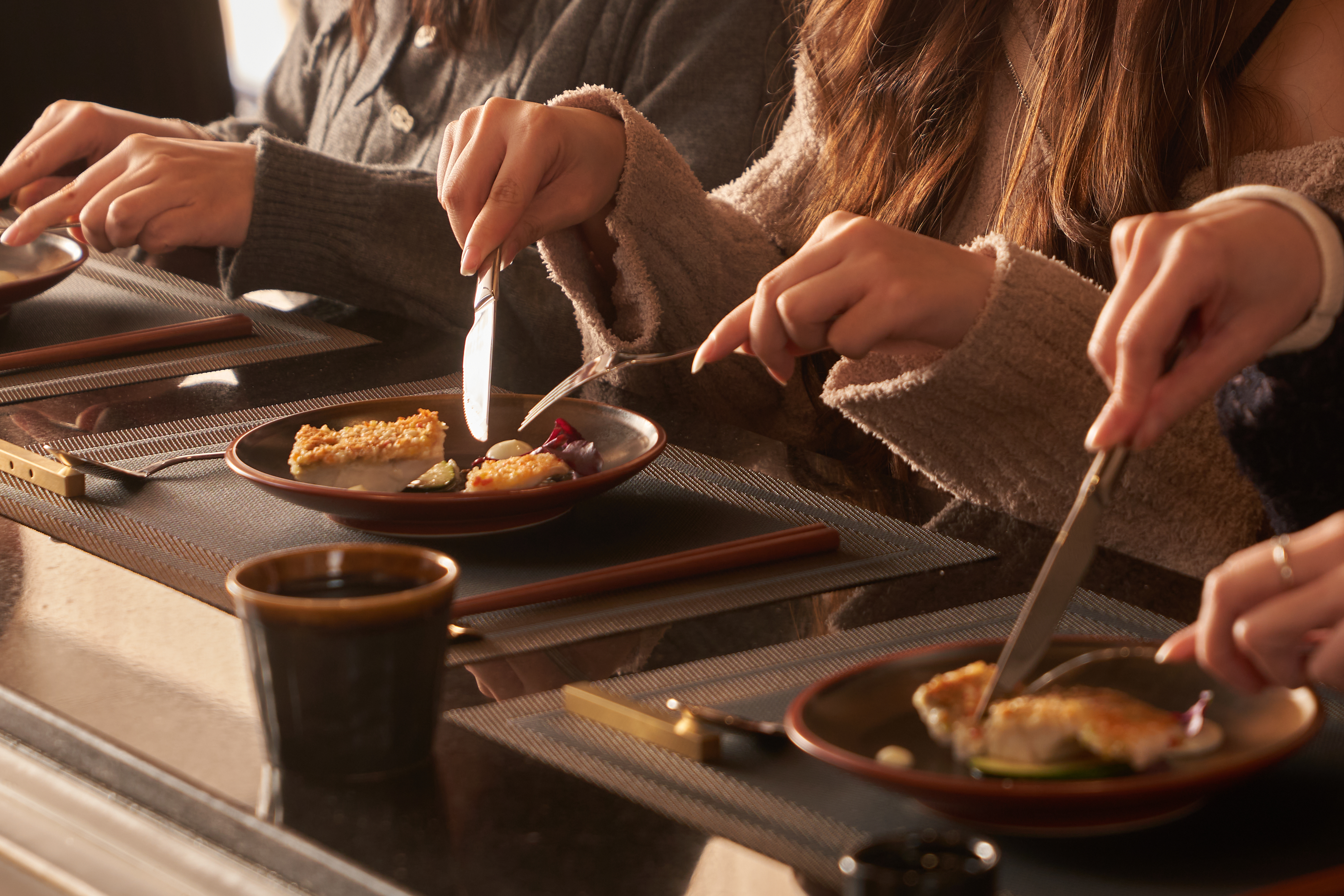 御前宴主廚現場出餐與母親節用餐氛圍